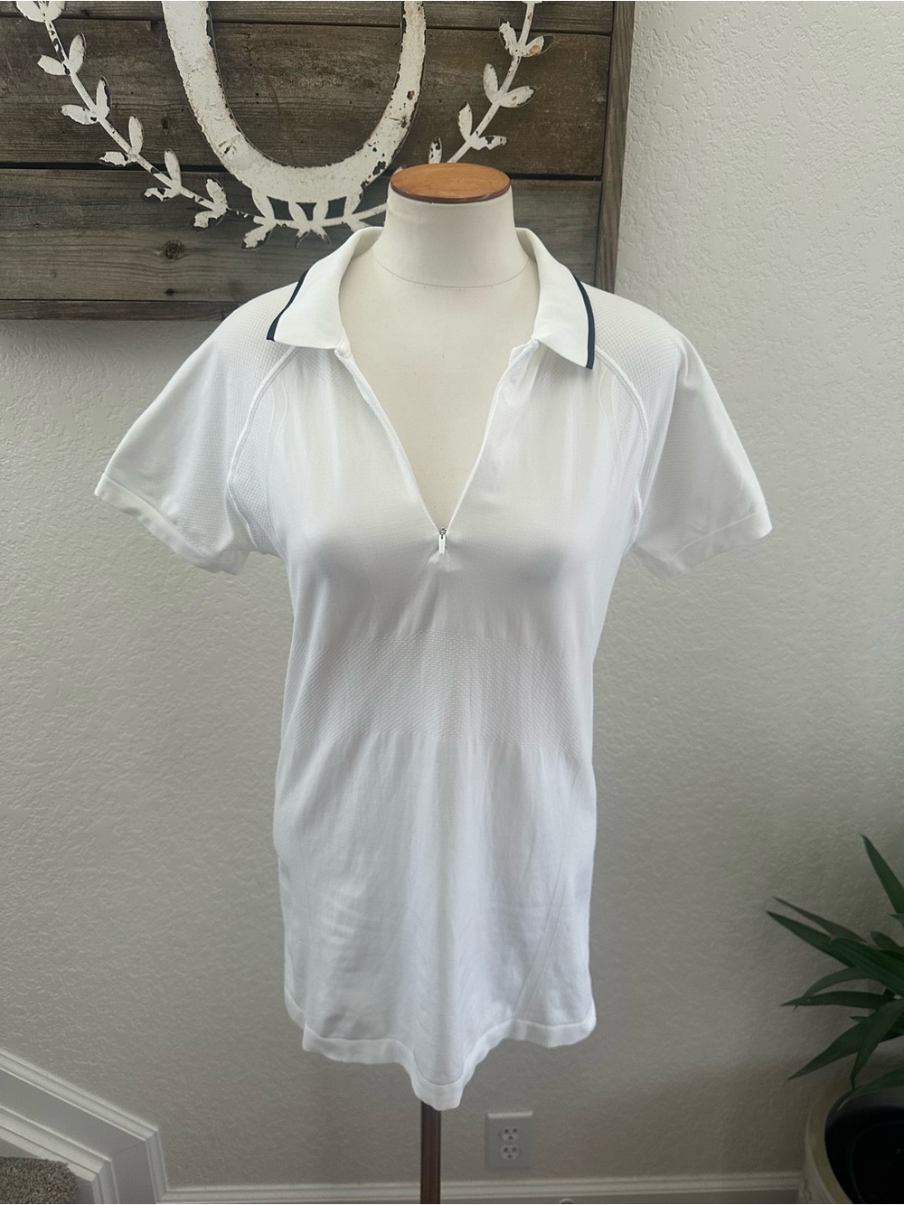 Athleta Momentum Polo White Short Sleeve Zip Shirt with Contrast Collar‎ Large